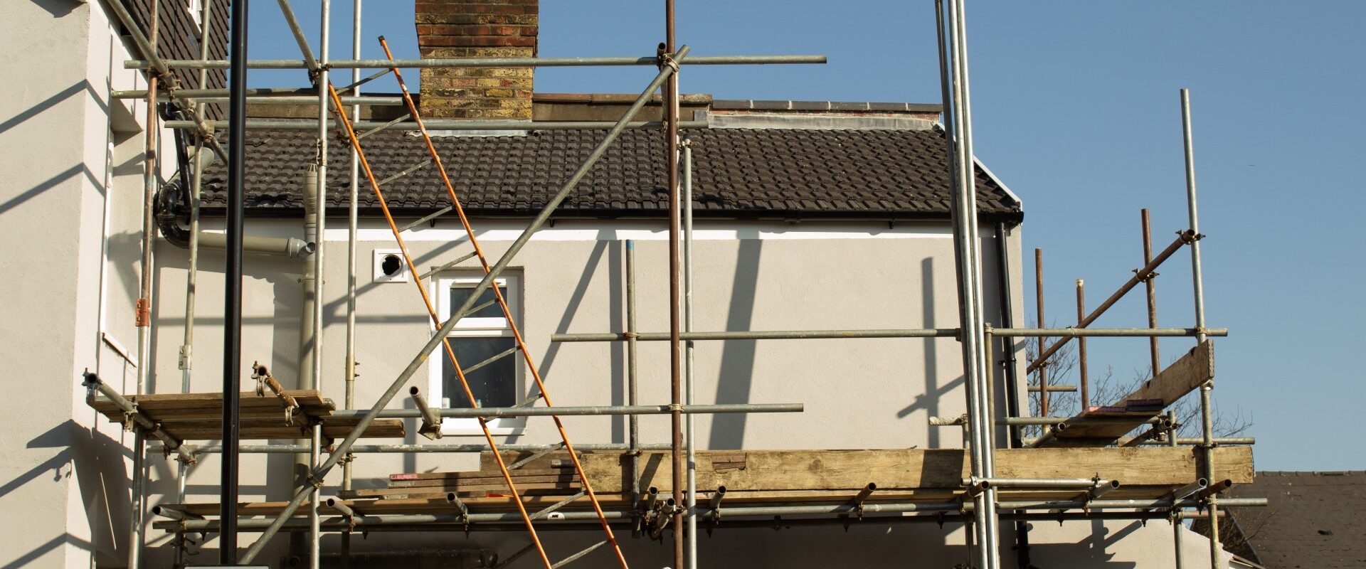 5 Signs You Need to Call a Roofer (Before the Problem Gets Worse)